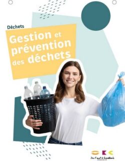 Personne qui tient des poubelles