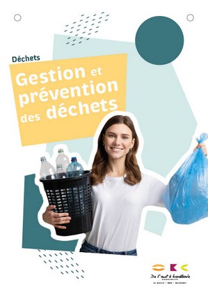 Personne qui tient des poubelles